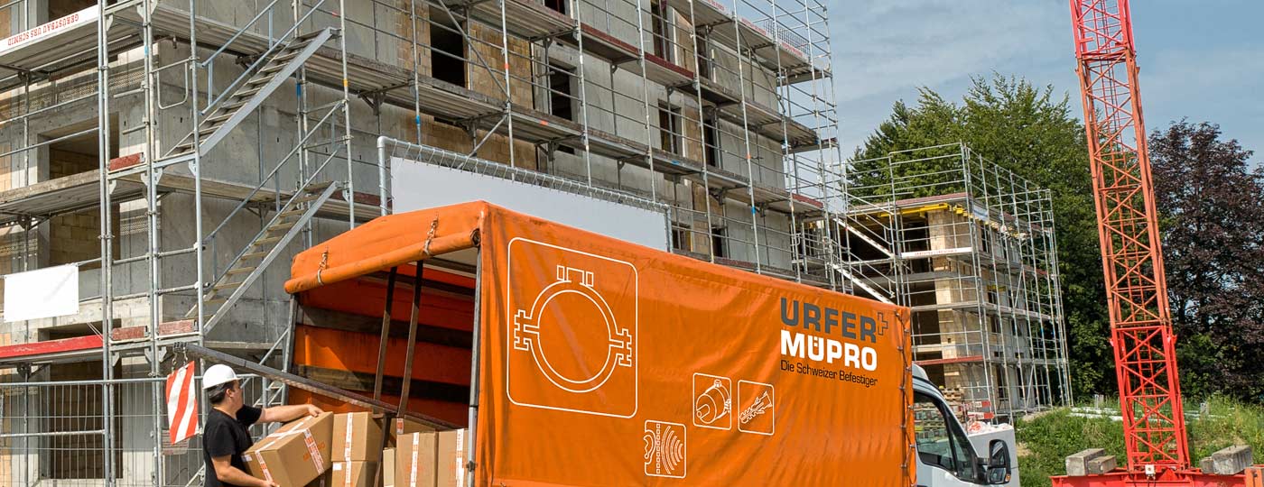 bild Mitarbeiter von Urfer-Müpro bei Lieferung auf die Baustelle