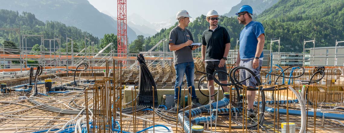 Bild Besprechung Bauleiter Krenger – Hauenstein-Monteur Mike Pohle – Adis Basic Urfer Müpro