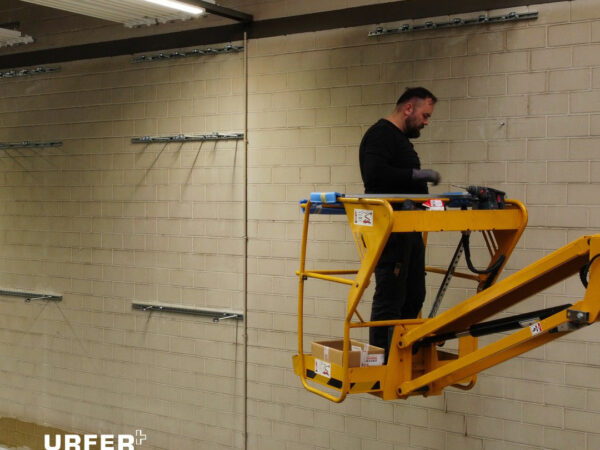 Seilaufhängung für Deckenstrahlplatten in einer Fabrikationshalle